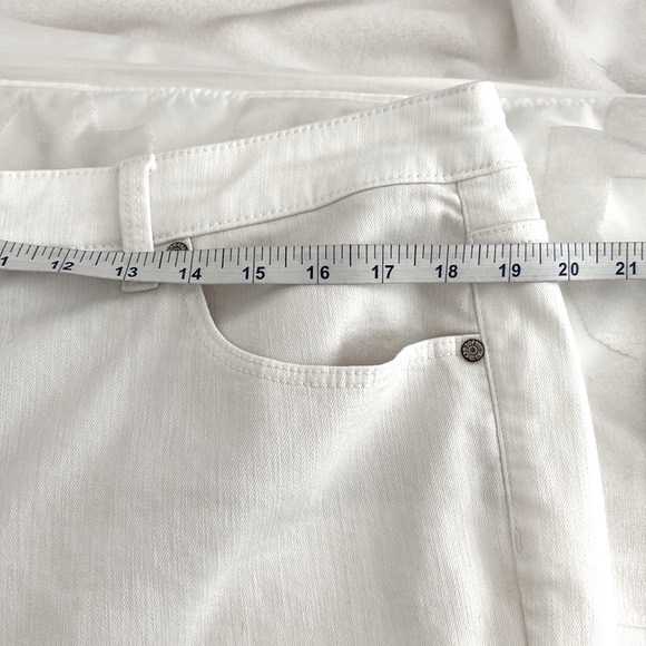 Talbots High Waist Straight Leg White 5 Pocket Jeans. Made w/2% Spandex. Size 16 - Picture 10 of 11
